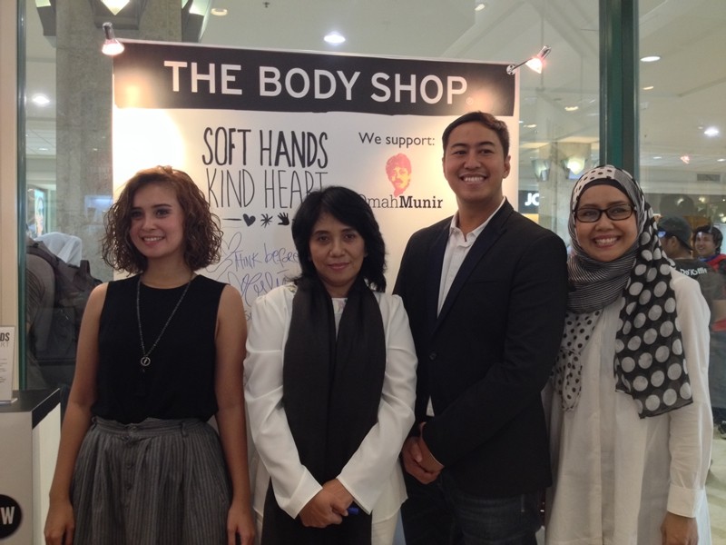 Ayu Sita (Artis Muda), Suciwati Munir (Pendiri Omah Munir), Pandji Pragiwaksono (Artis & Sahabat Omah Munir), Rika Anggraini (GM Corporate Communication The Body Shop Indonesia)
