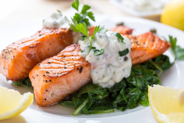 Grilled Salmon with Spinach, Tartare Cream and Lemon Wedges