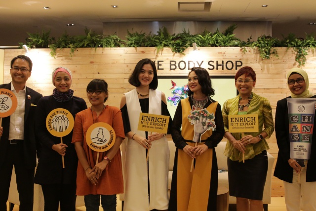 Aryo Widiwardhono (CEO The Body Shop Indonesia), Chiki Fawzi, Diela Maharani, Talita Maranila (Mural Artist), Andien(Penyanyi), Suzy Hutomo (Ex. Chairwoman The Body Shop Indonesia), Rika Anggraini (GM Corp Comm)