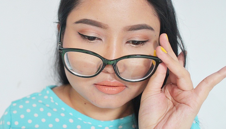 Image result for menggunakan kacamata di ujung hidung saat make up