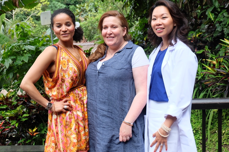 Dr Terry berbaju putih paling kanan, bersama 2 rekan Global Skincare Expert The Body Shop, saat di Ubud, Bali