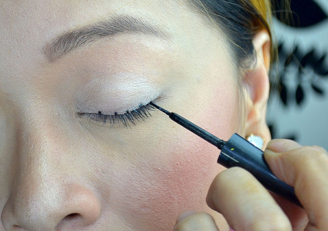 5 Cara Mudah Memakai Liquid Eyeliner untuk Pemula Female 