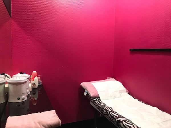Salon Pink Parlour Ruang Treatment